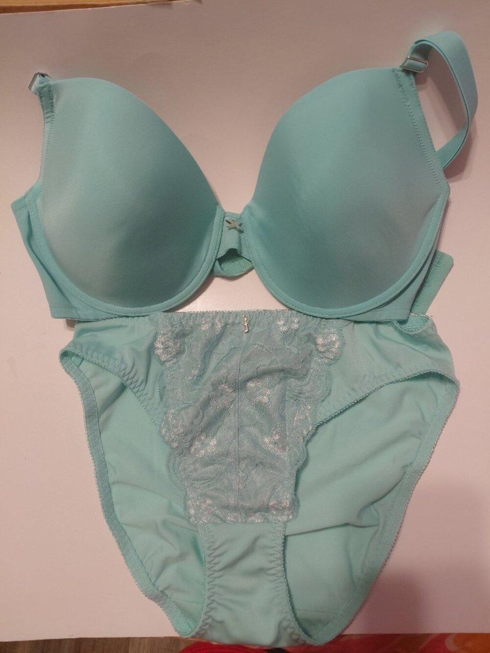 BRAND NEW frederick's of Hollywood 2 piece green 40C Bra and Large Panty set